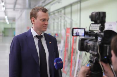 Павел Малков посетил завод «Красное знамя» в Рязани