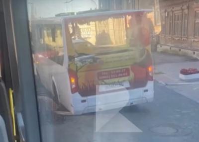 На улице Свободы в Рязани автобус угодил в разрытую коммунальщиками яму