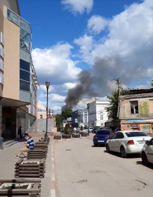 В центре Рязани пожар в хозпостройке угрожал соседним зданиям