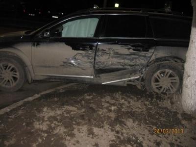 В Рязани пьяный водитель «Жигулей» без прав протаранил два бордюра и врезался в Volvo