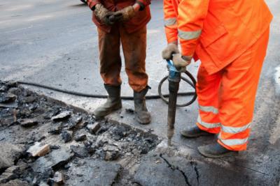 Разрытое дорожное покрытие на улице Циолковского пообещали восстановить