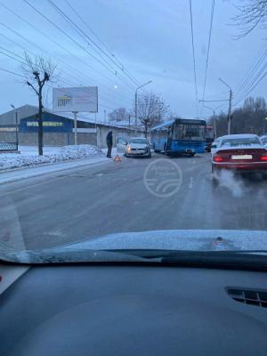В Рязани столкнулись легковушка и автобус