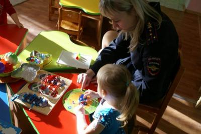 Сотрудники ГИБДД навестили подопечных Рязанского дома ребёнка с подарками
