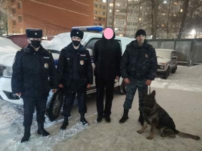 В Рязани патрульные задержали парня, ограбившего супермаркет