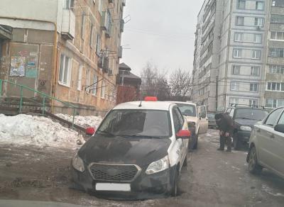 На улице Тимакова в Рязани автомобиль провалился в яму