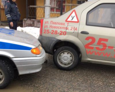 В центре Рязани столкнулись полицейский и учебный автомобили