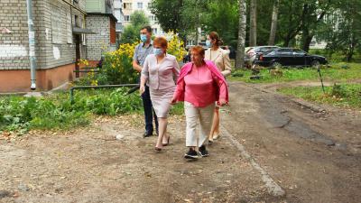 Мэр Рязани обсудила с жителями ремонт междворового проезда на улице Космонавтов
