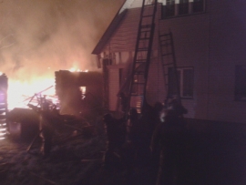 На пожаре в Рыбном сгинули жилой дом, сарай и «Лада-Приора»