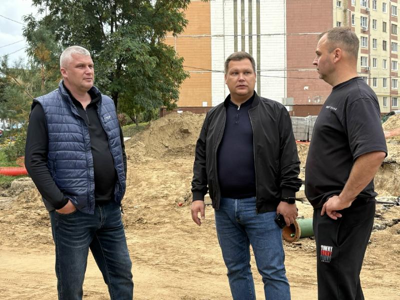 Борис Ясинский проверил ход ремонта теплосети на улице Новосёлов в Рязани