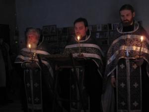 Иеромонах Василий, казначей Спасо-Преображенского мужского монастыря, возглавил вечернее богослужение