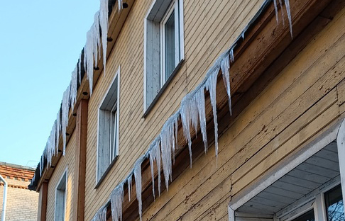 В центре Рязани снег и лёд с крыши обрушились на мужчину