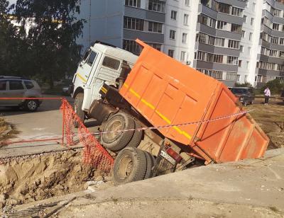 В Рязани грузовик провалился в яму