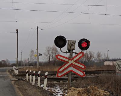 В Спасском районе грузовой поезд столкнулся с легковушкой