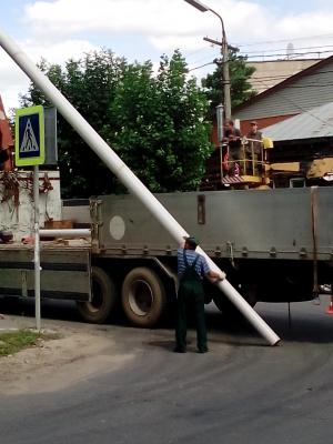 Начались работы по установке светофора на перекрёстке Яхонтова и Введенской