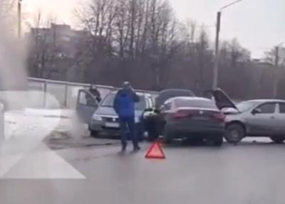 В Рязани у перинатального центра столкнулись три машины