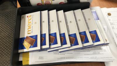 В Ряжске юный сладкоежка пытался стащить в магазине восемь шоколадок