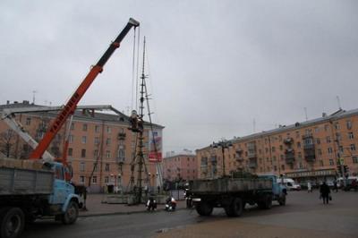 На площади Победы в Рязани установили главную городскую ёлку