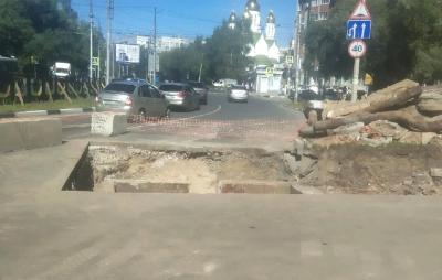 Недавно отремонтированную дорогу на улице Новосёлов вновь перекопали