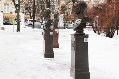 На мемориальных бюстах в Наташкином парке в Рязани разместили QR-коды