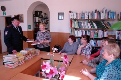 Ермишинские полицейские от чистого сердца подарили книги местной библиотеке