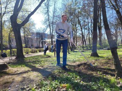 Павел Малков получил удовольствие от уборки во время Всероссийского субботника в Рязани