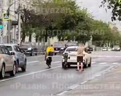 В центре Рязани курьер въехал в легковушку