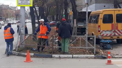 В Рязани продолжают обновлять пешеходные ограждения