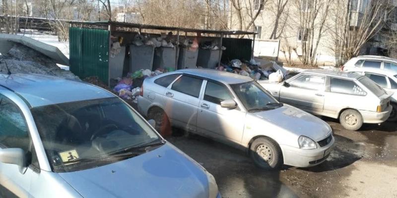 В четырёх дворах Рязани припаркованные машины помешали вывозу мусора