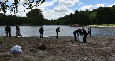 В Рязани активисты очистили берега Рюминского пруда