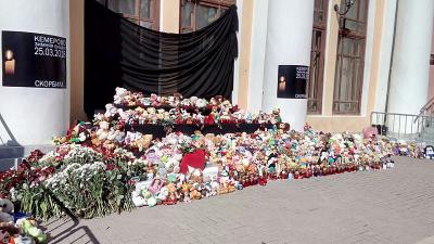 Рязанцы несут цветы и игрушки к мемориалу памяти погибших в Кемерово