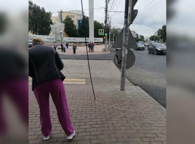 Рязанцев беспокоит оголённый провод в районе площади Победы