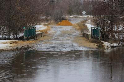 Вода затопила мост в Александро-Невском районе