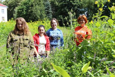 Студенты РГАТУ благоустраивают дендрарий НИИ пчеловодства в Рыбном