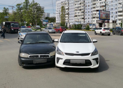 На улице Есенина столкнулись две автомашины Kia