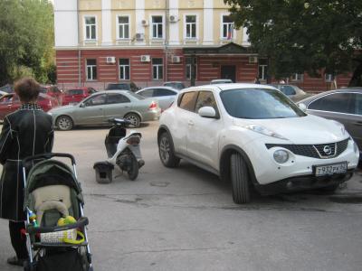 В центре Рязани юный скутерист сбил коляску с ребёнком