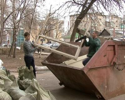 Виталий Артёмов избавил от мусора двор одного из домов Рязани 
