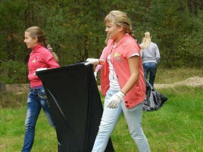 Клепиковские школьники убрали берега местного озера