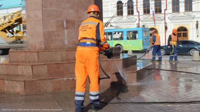 В Рязани начали мыть памятники и сооружения