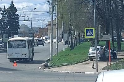 На улице Вокзальной в Рязани легковой автомобиль столкнулся с автобусом