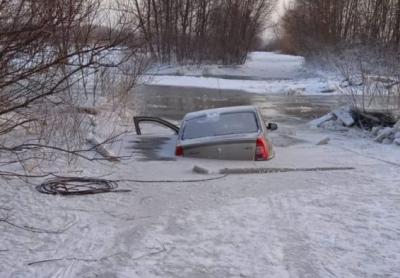 В Сапожковском районе легковушка провалилась под лёд