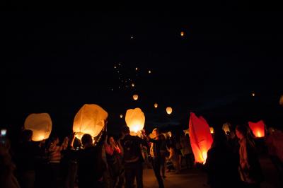 Десятки светящихся фонариков взмыли в небо над руслом Оки