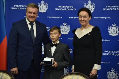Николай Любимов наградил пятиклассника, спасшего семилетнего мальчика