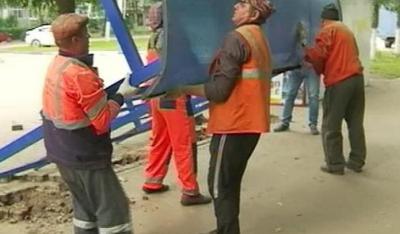Городские власти починили рухнувшую в Рязани остановку