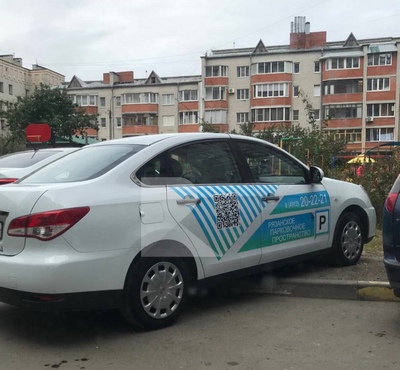 Автомобиль Рязанского парковочного пространства припарковали на газоне