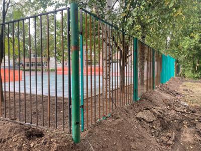 У детского сада в Рязани новый забор оказался ржавым