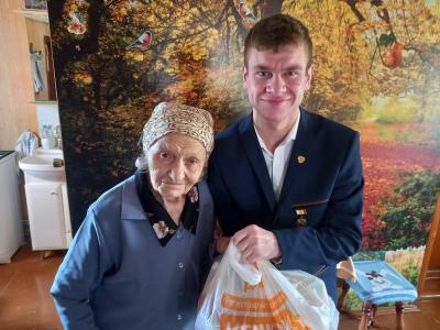 Рязанские ветераны получили от «Дикси» продукты к праздничному столу