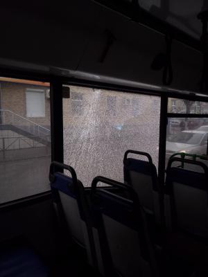 Отлетевший камень пробил окно рязанского автобуса