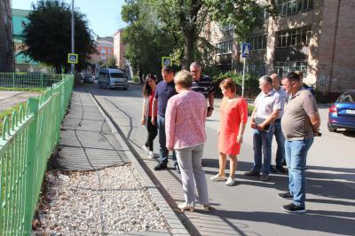Елена Сорокина поручила отремонтировать тротуар около школы №39