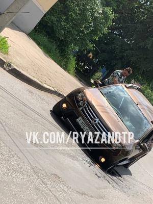 В Рязани на Касимовском шоссе Renault Duster застрял в яме