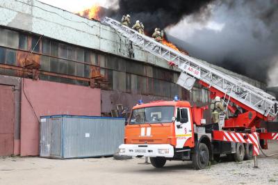 Появились фото тушения пожара на Комбайновом заводе